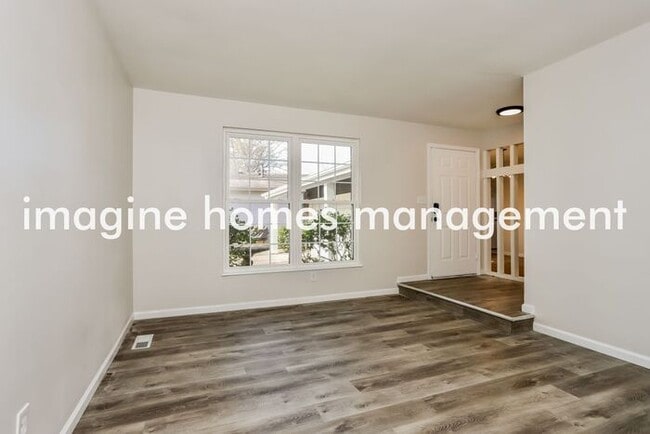 Building Photo - Stunning 3 bedroom and 2.5 baths home in B...