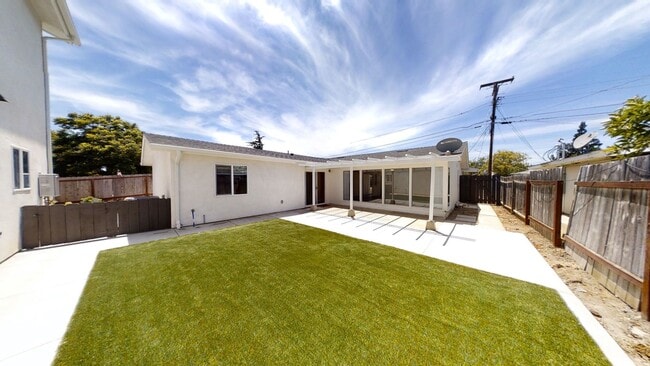 Building Photo - Beautiful home on Tipton with private yard!!