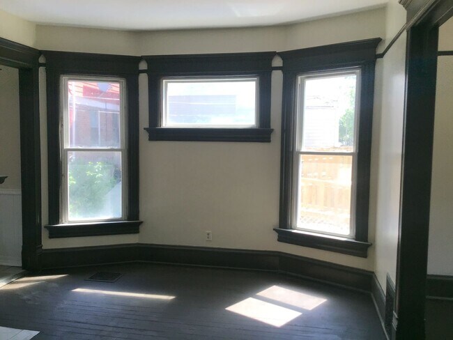 Foto del edificio - 4 bedroom 2 bathroom single family home