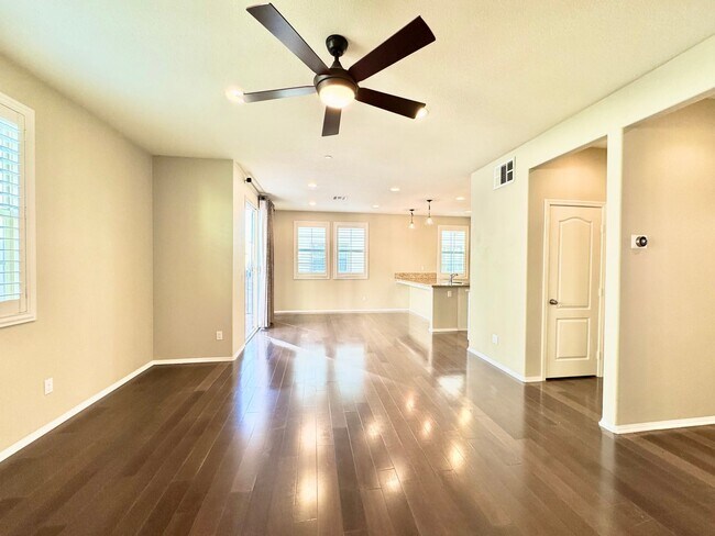 Foto del edificio - Newer Built Townhome with Solar in Gated Community! Pet-Friendly!