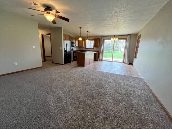 Foto del edificio - Ground Floor 2 Bed Condo with Attached Garage!