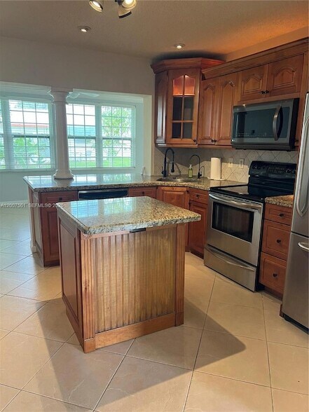 Foto del edificio - 6805 NW 75th St