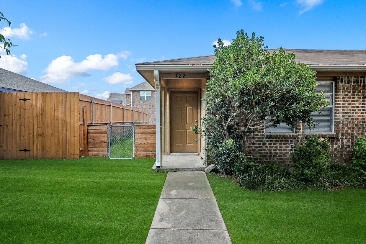 Foto principal - 722 Prairie Creek Dr
