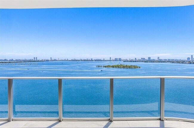 Foto del edificio - 700 NE 24th St