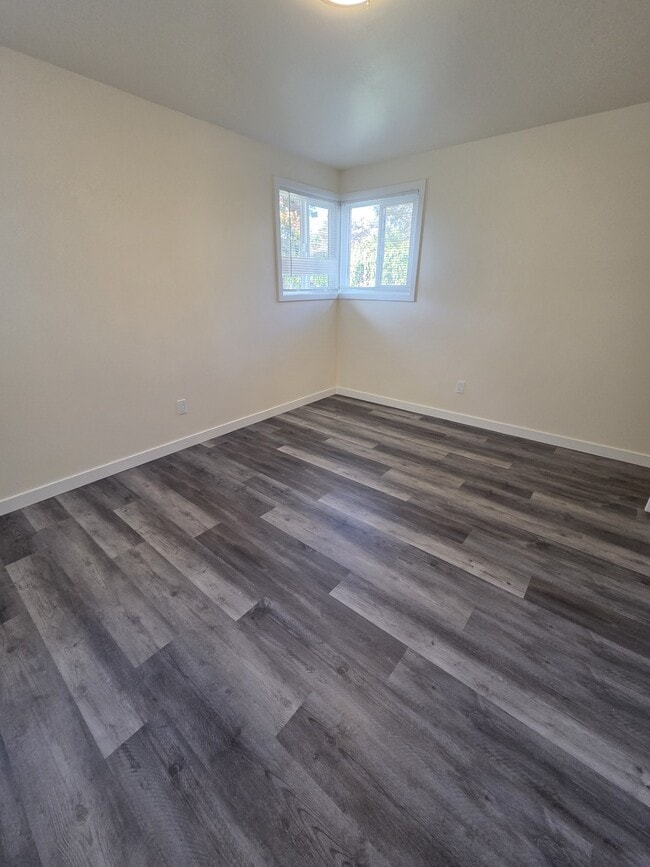 Building Photo - 2105 10th Ave W