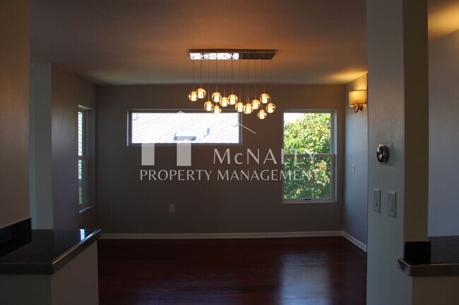 Building Photo - Panoramic Water View Home in Tacoma