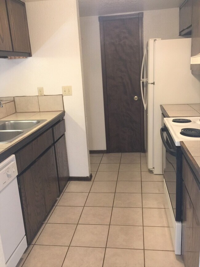 Building Photo - 900 - 904 Aspen Ct