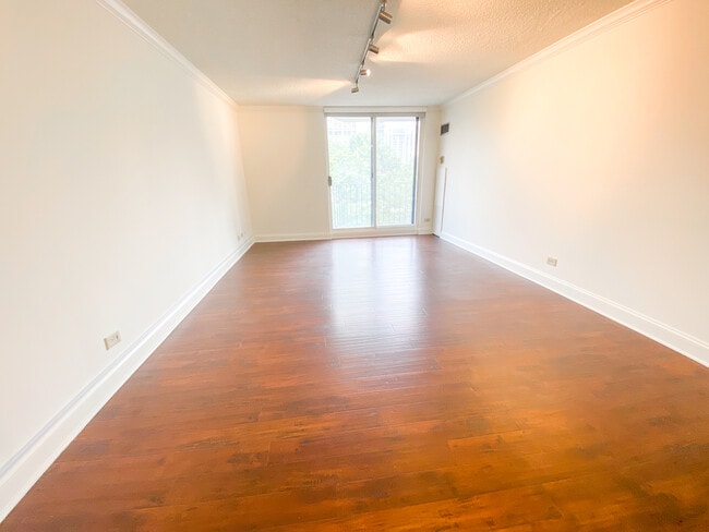 Building Photo - 1250 N La Salle Dr