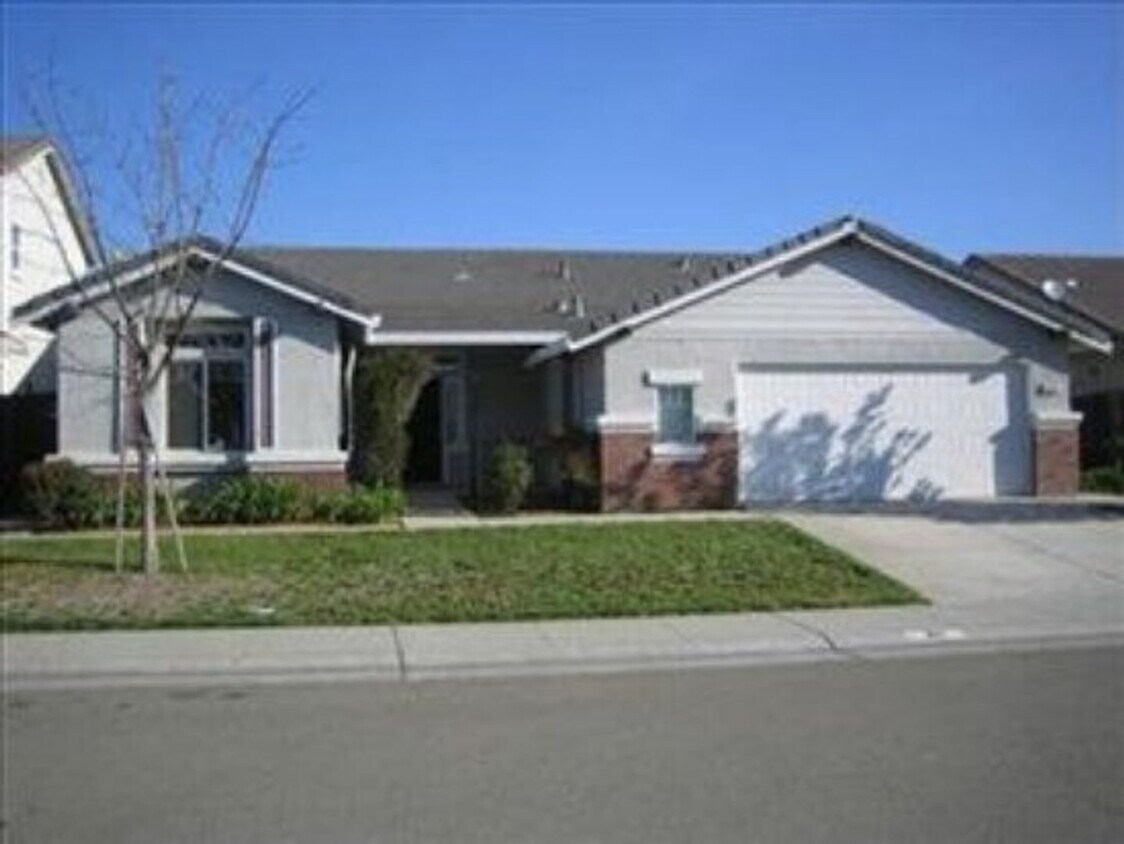 Primary Photo - Spacious home in Lincoln
