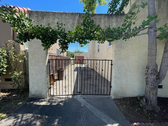 Building Photo - Charming 2-bedroom 1 bath home (Pet Friendly)