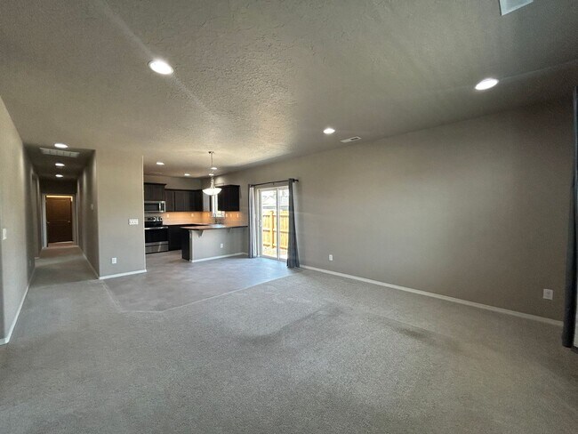 Foto del edificio - Newer 3 Bedroom / 2 Bathroom Home In NW Re...
