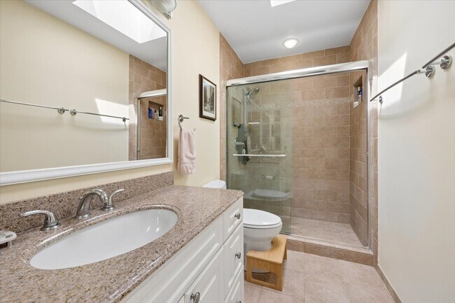 Foto del edificio - 2304 N Lakewood Ave