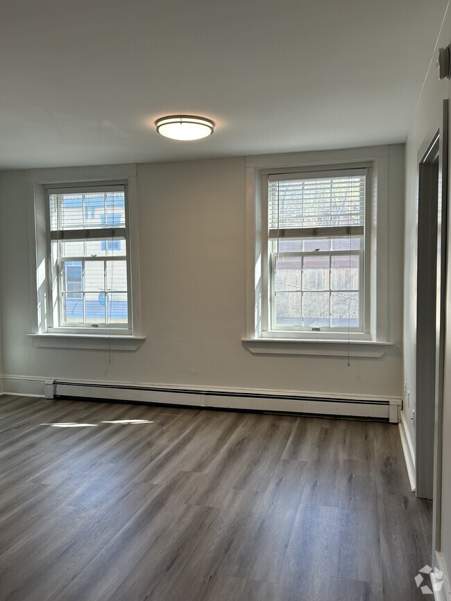 Building Photo - 323 Water St