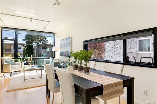 Building Photo - Modern town home in heart of Ballard