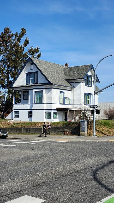 Primary Photo - 319 E Magnolia St