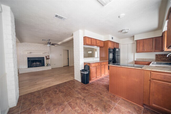 Foto del edificio - 13927 Lynnwood Ln