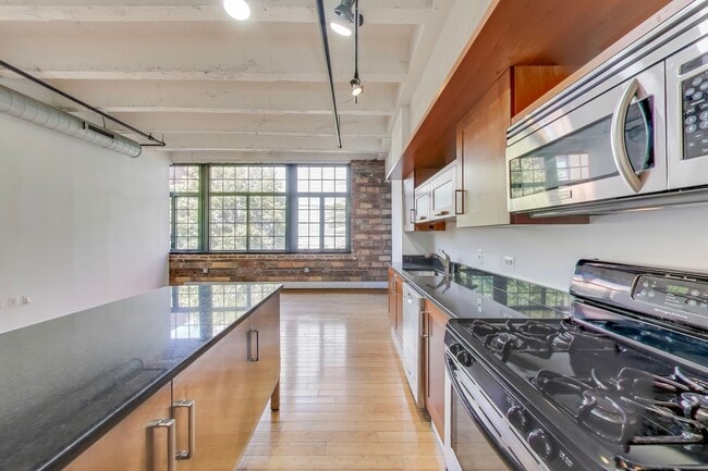 Building Photo - Amazing 2+2 in Logan Cirlce, NW DC