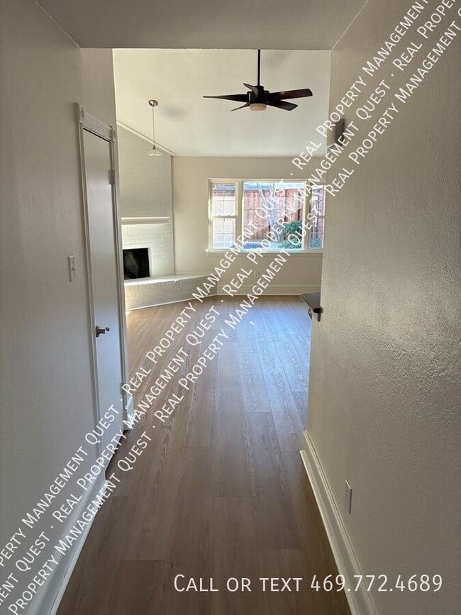 Photo - 814 Meandering Way House