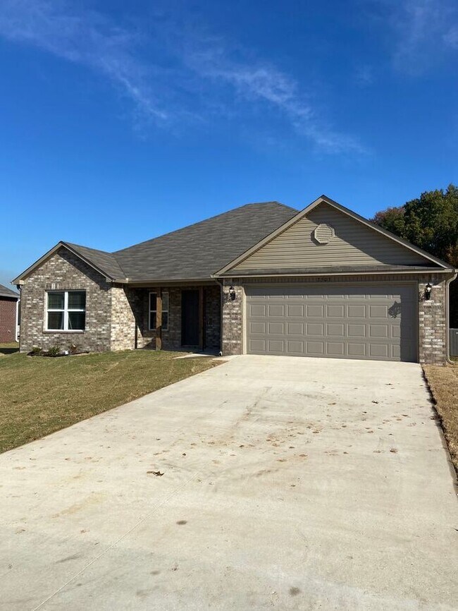 Building Photo - Four Bedroom | Two Bathroom in Fairview Haven