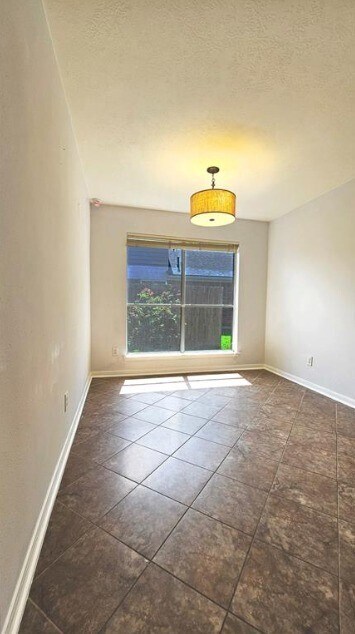 Foto del edificio - 1805 Oak Hollow Dr W