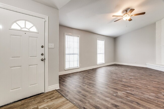 Foto del edificio - Beautiful 3-Bedroom Home Near Dining and Shopping with Spacious Backyard