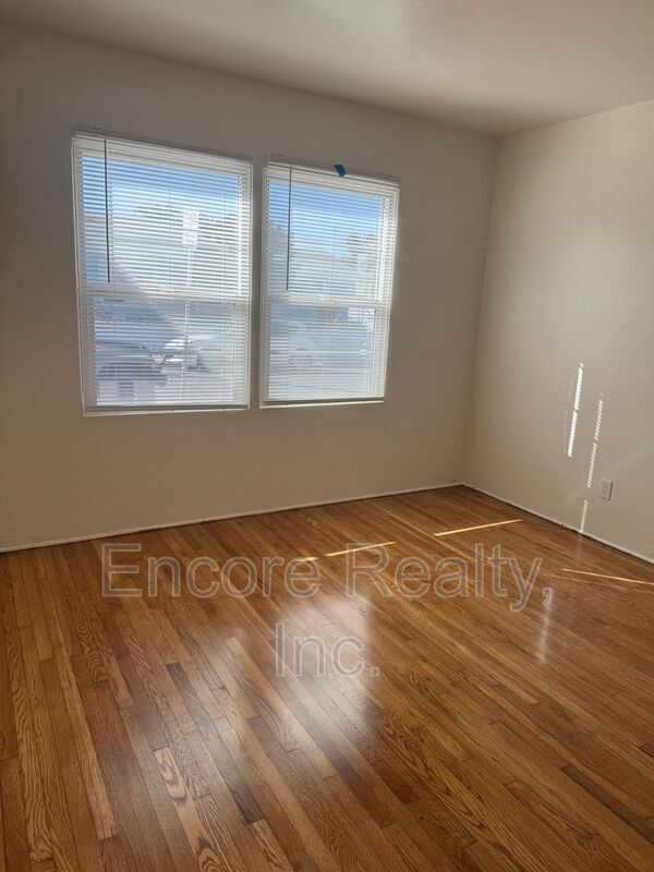 Foto del edificio - 5008 Muir Ave