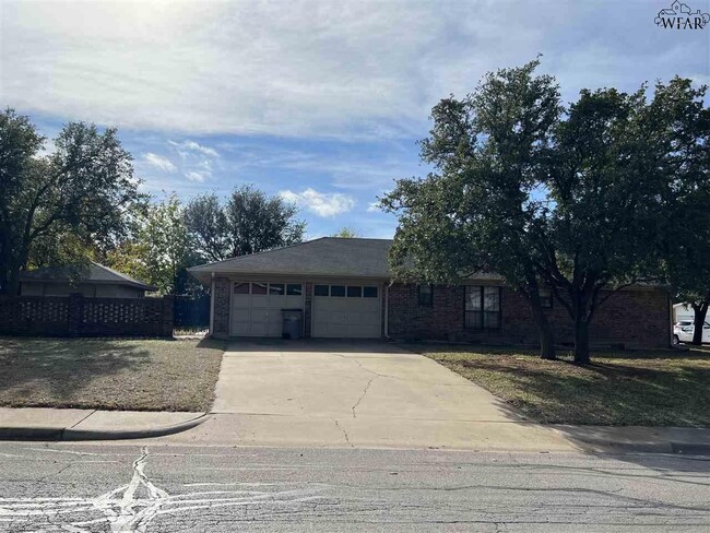 Building Photo - 2401 N Leighton Cir