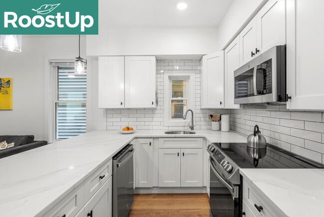 Foto del edificio - Furnished private bedroom with private ensuite bath