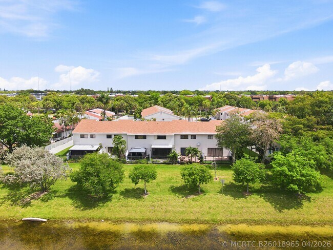 Foto del edificio - 644 NE 195th St