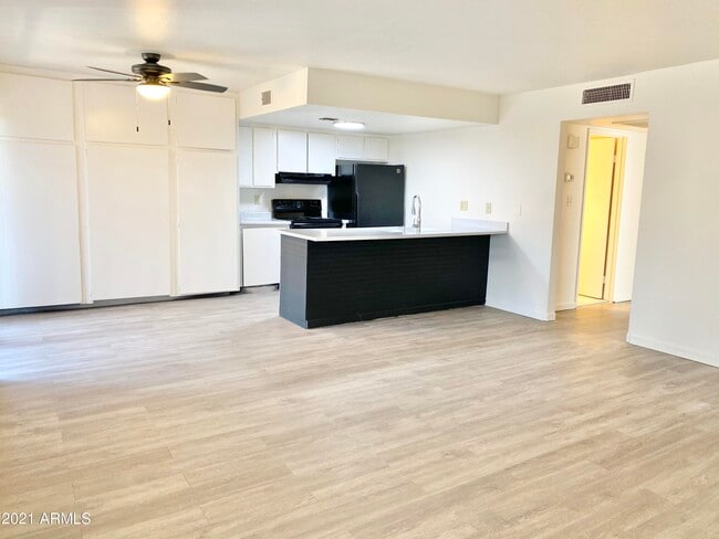 Foto del edificio - 8529 E Portland St