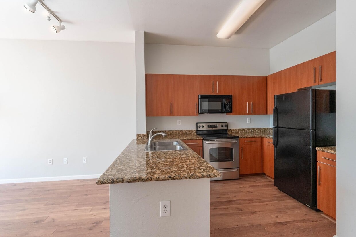 Primary Photo - Excellent Downtown SJ Location! Light and ...