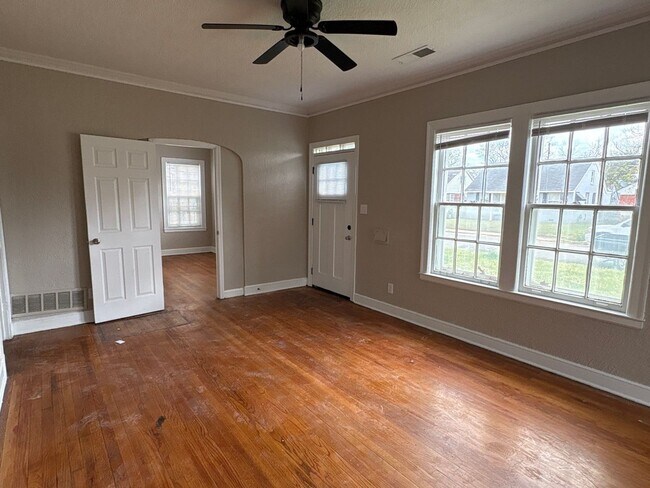 Foto del edificio - Newly Renovated Home in Hyde Park - Open To Section 8
