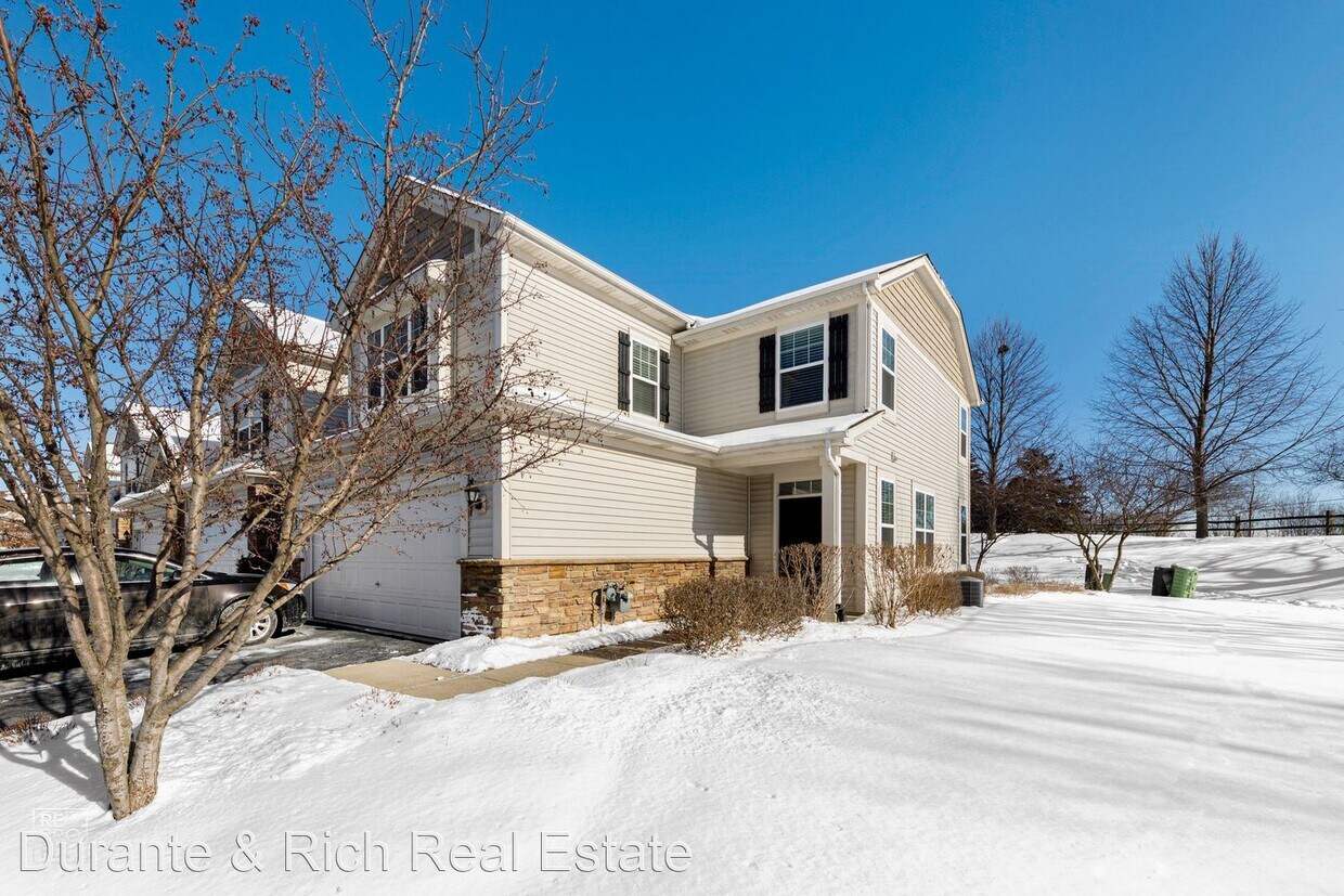 2 br, 2.5 bath House 6n285 Whitmore Circ... House Rental in Saint