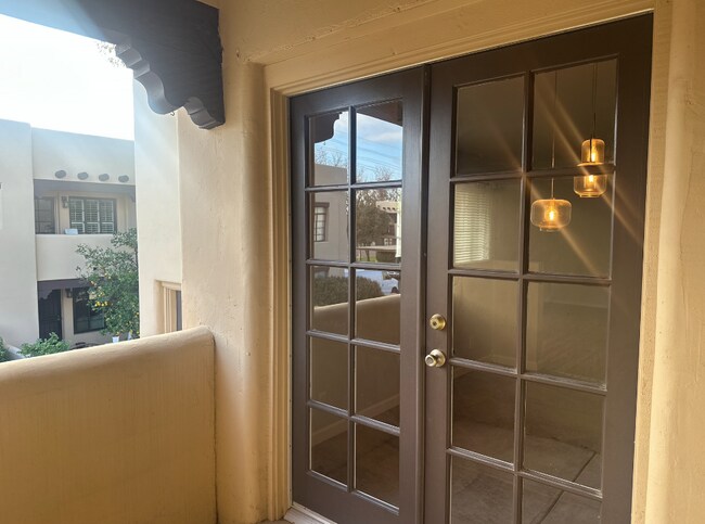 Building Photo - 5402 E Windsor Ave