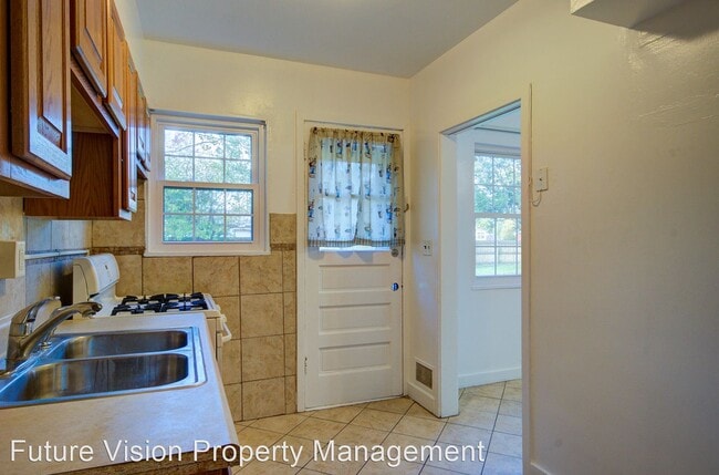 Building Photo - 3 br, 1.5 bath House - 905 N Prairie Ave
