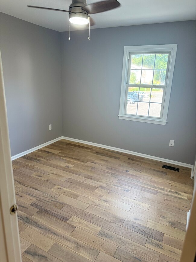 2 room - 10234 Heron Pond Ter