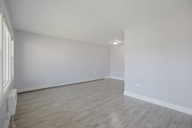 Building Photo - 2537 E 83rd St