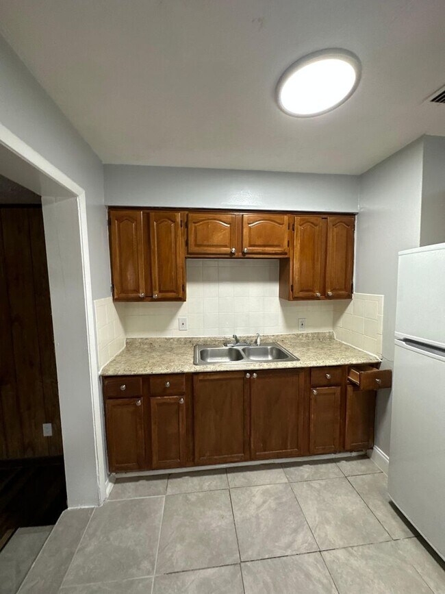Building Photo - Fully Renovated 3/2 Available for Immediate Rent!