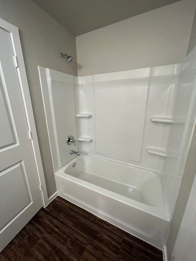 Building Photo - Available NOW! 3/2/1 Town Home