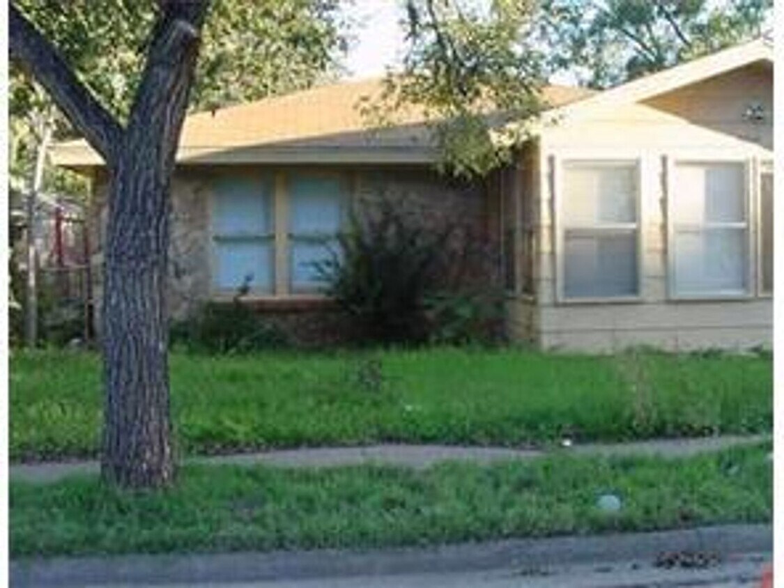 Foto principal - 2450 Russell Ave