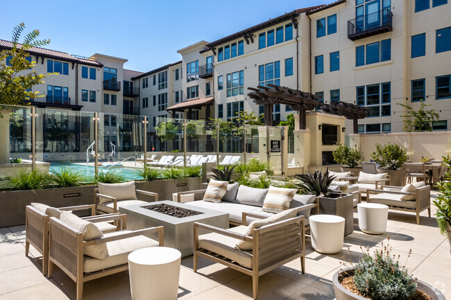 Paraiso Park Apartments for Rent with EV Charging - Menlo Park, CA - 50 ...