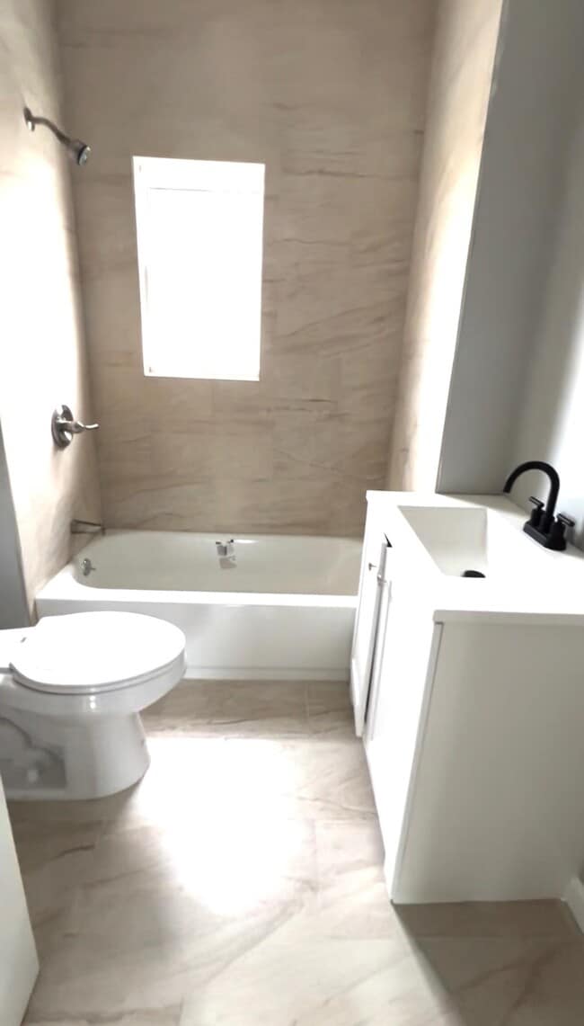 Baño completo - 342 Morrissee Ave