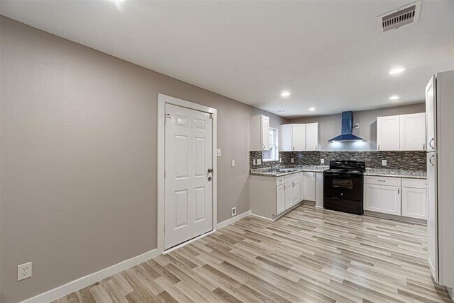 Building Photo - 4909 Higgins St