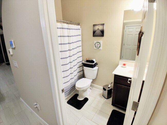 Baño completo en la planta baja - 12071 E Becker Dr