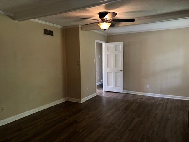Foto del edificio - 6717 W Friendly Ave