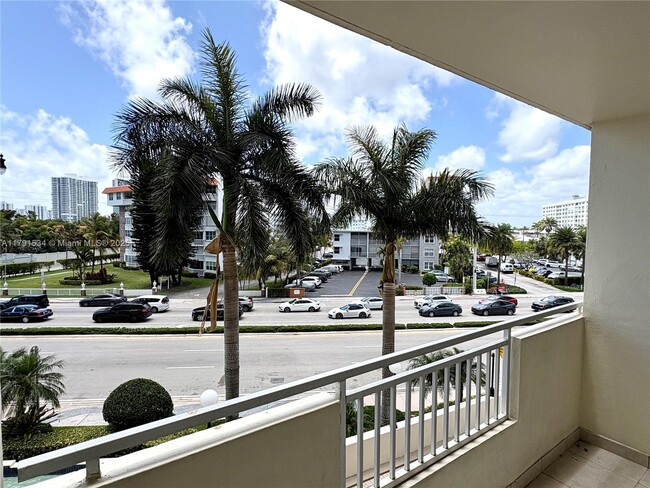 Foto del edificio - 3180 S Ocean Dr