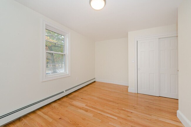 Foto del edificio - 4 Bed, 3 Full Bath ? Walk to Stonybrook T ...
