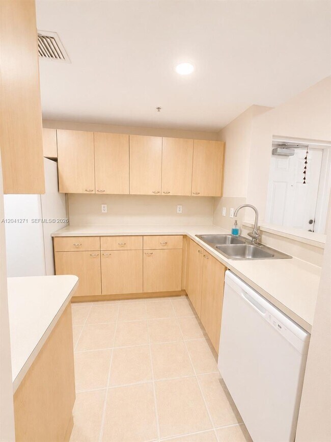 Foto del edificio - 6670 NW 114th Ave