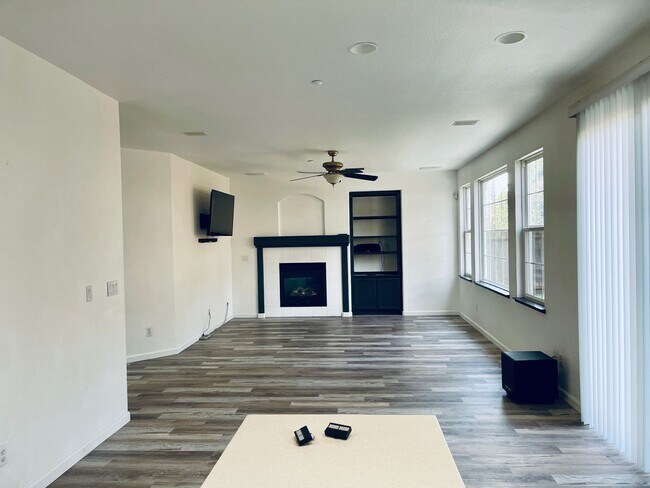 Building Photo - Stunning SOLAR Home with Heated Pool / Spa...