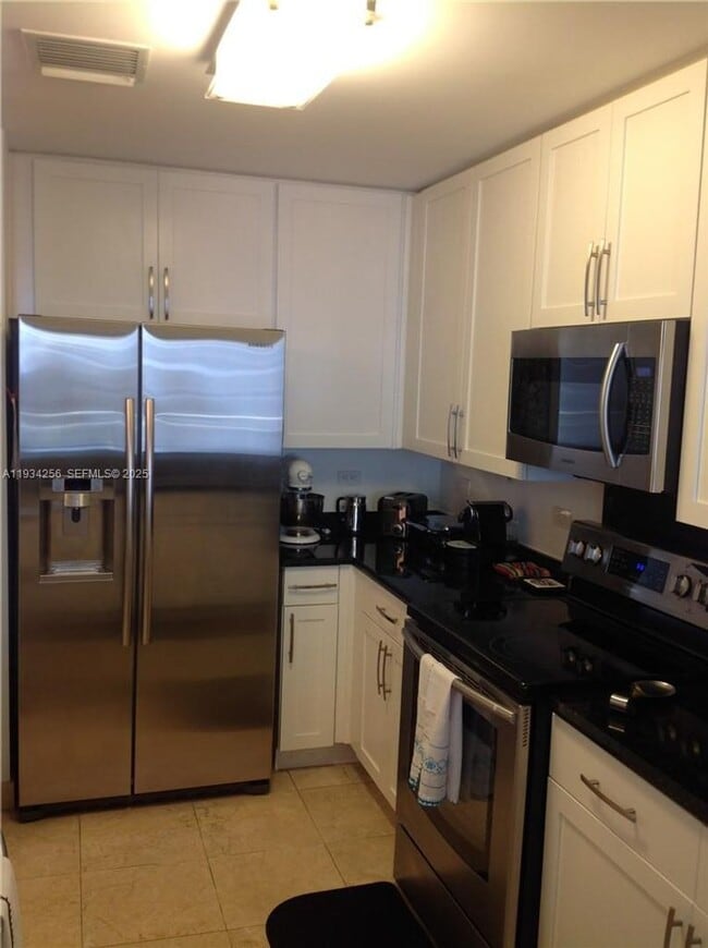 Building Photo - 801 Brickell Key Blvd